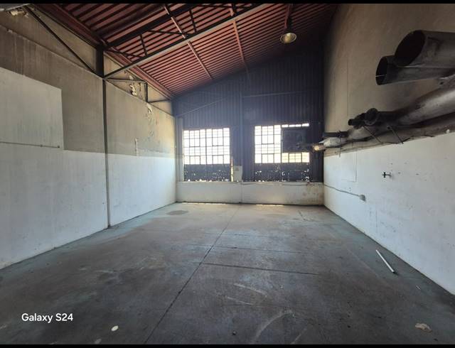 1,915M² WAREHOUSE TO LET IN ISANDO